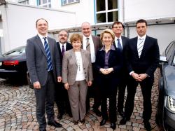 von links nach rechts 1. und 2. Reihe:
Bundestagsabgeordneter Marco Wanderwitz, Landtagsabgeordnete Uta Windisch, Bundesministerin Ursula von der Leyen, Geschäftsführer Manfred Stahl - Eurofoam Deutschland GmbH, Landrat Frank Vogel, Bürgermeister Thomas Probst, Werkleiter Matthias Jancic - Eurofoam Deutschland GmbH, Werk Sachsen

